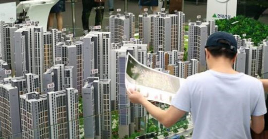 서울 아파트값이 고공행진을 이어가면서 20∼30대 청년층 또는 신혼부부의 내 집 마련의 꿈은 점점 멀어지고 있다. 부족한 자금에 저렴한 알짜 매물을 소개하는 부동산 커뮤니티만 접속자가 폭발하고 있다. 사진은 견본주택 전경<연합뉴스>